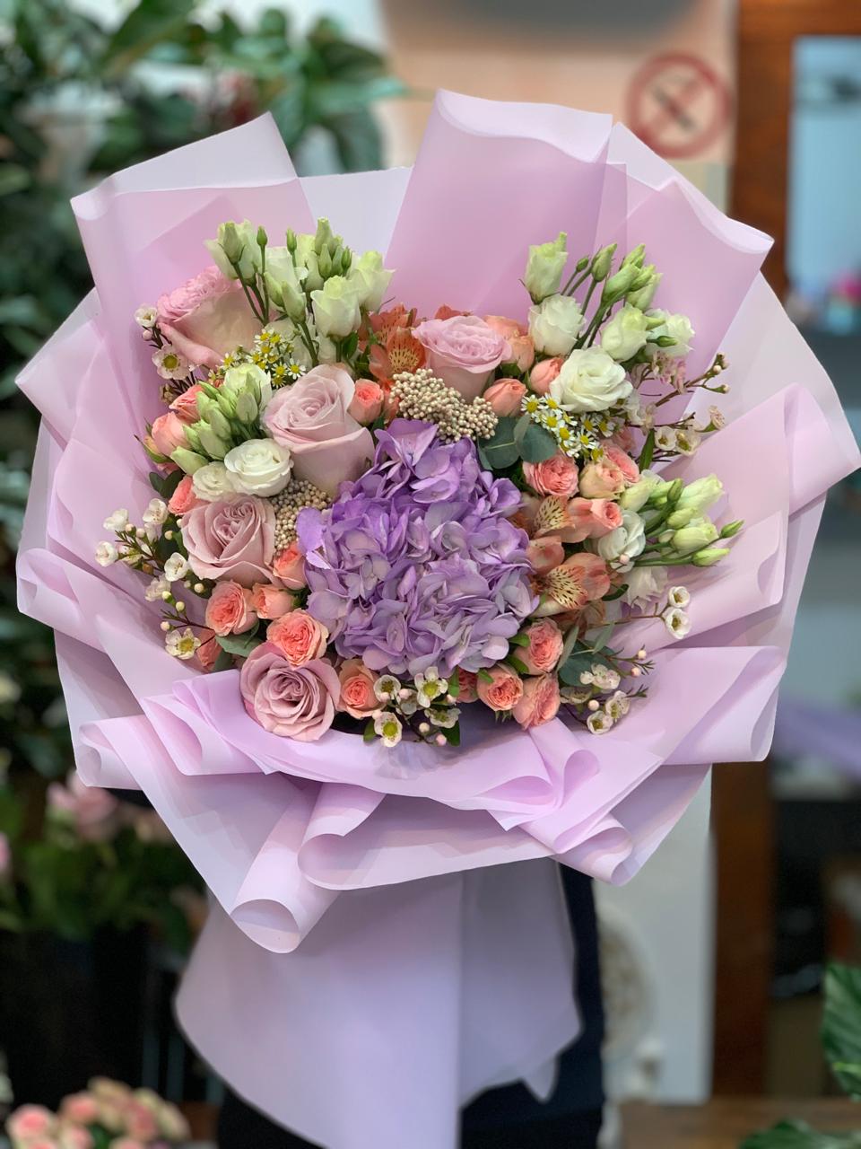 Buchet Hortensie mov Eustoma Alstroemeria Trandafiri roz si persici